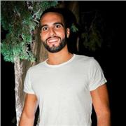 Studente laureando magistrale ripartisce lezioni di biologia a studenti di tutte l'etá